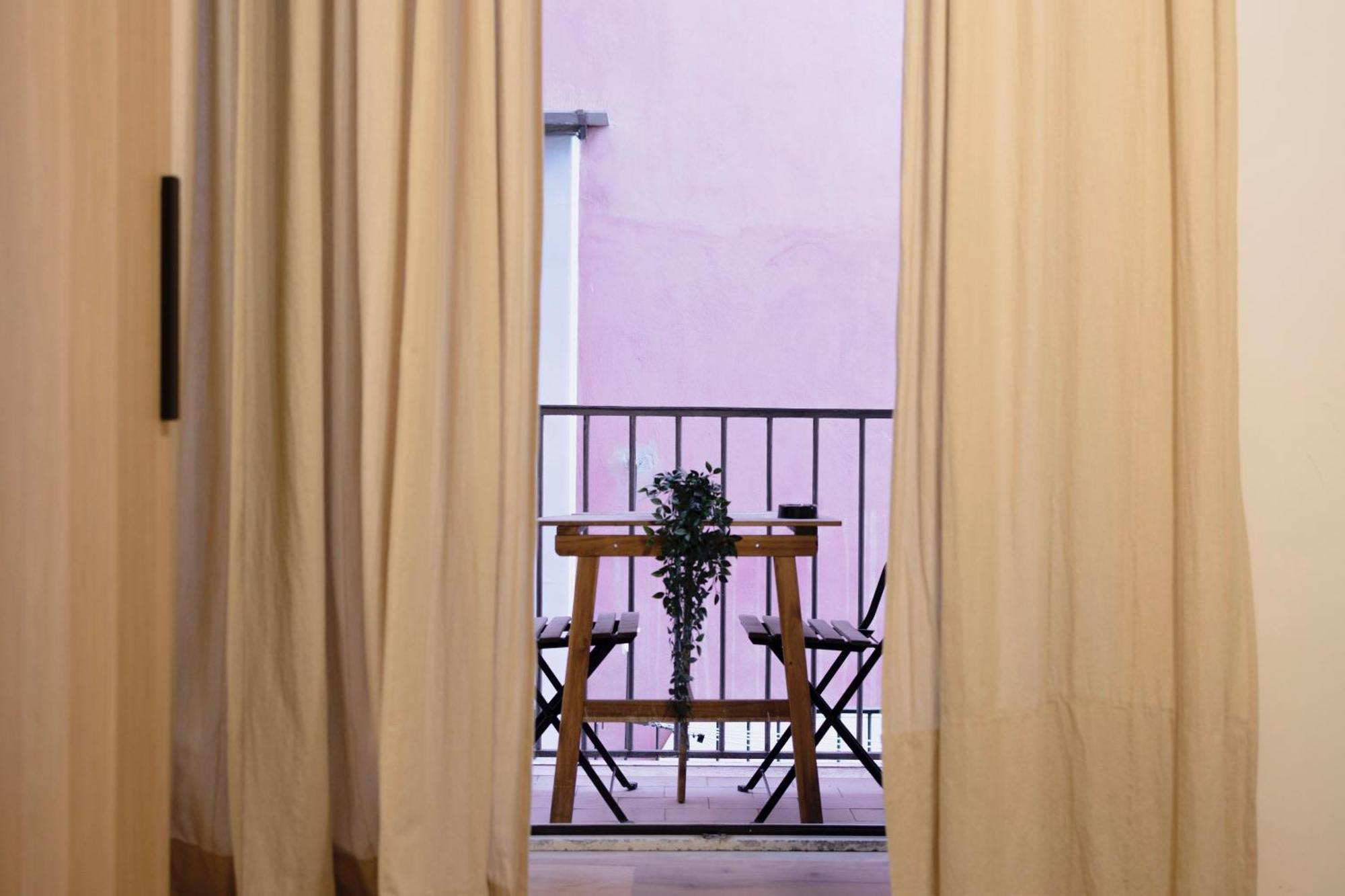 Maison Rose, Host