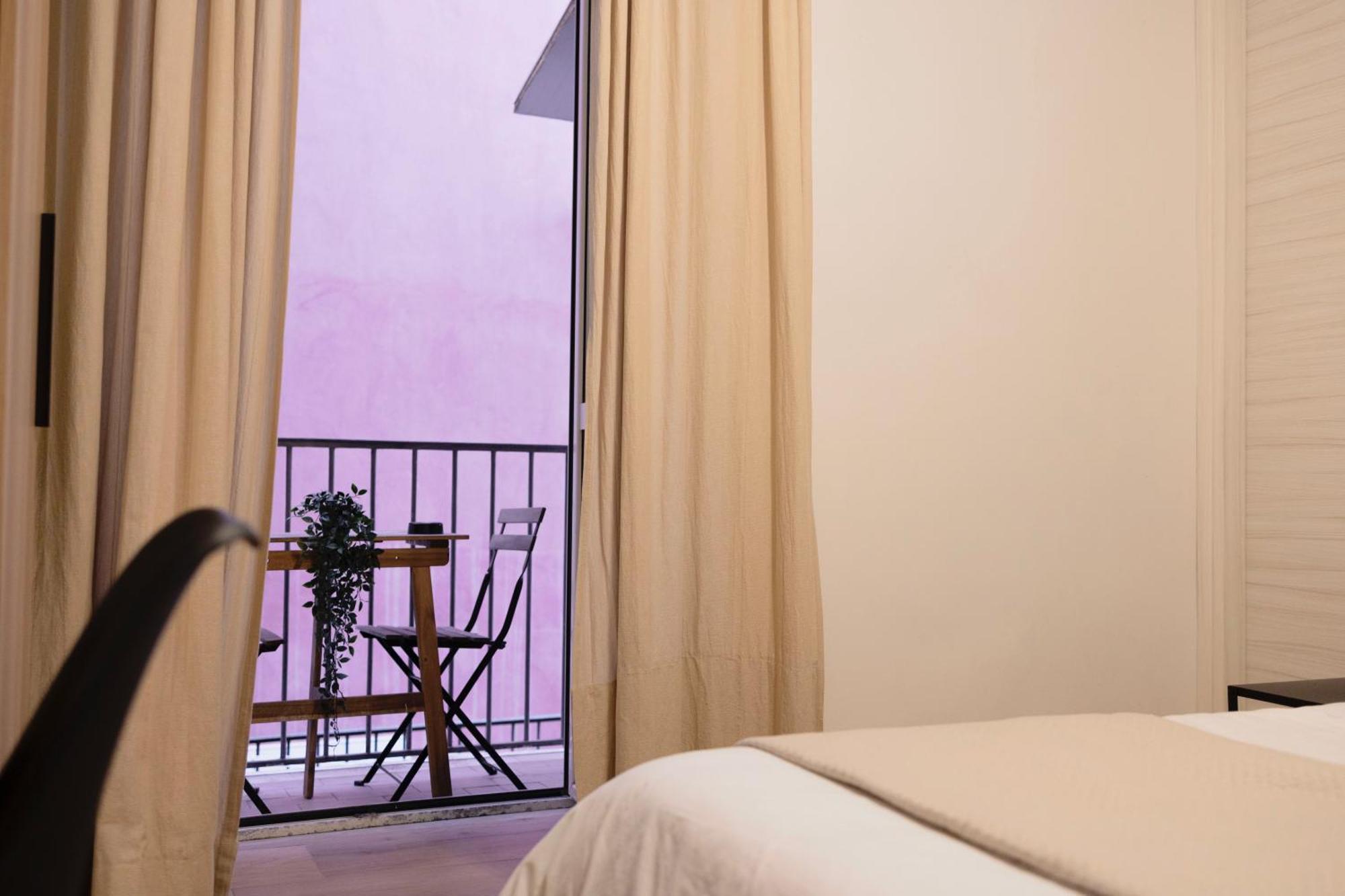 Maison Rose, Host * Napels