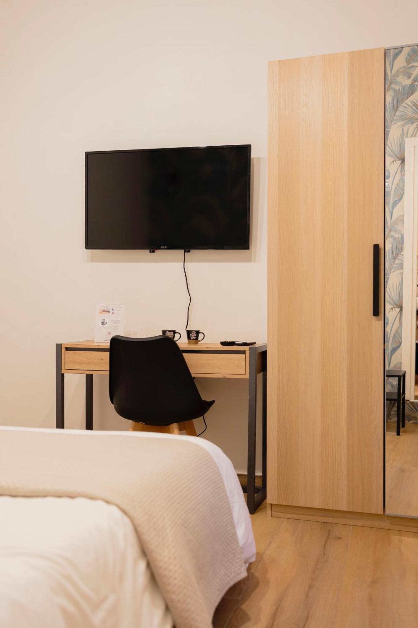 Maison Rose, Host Naples